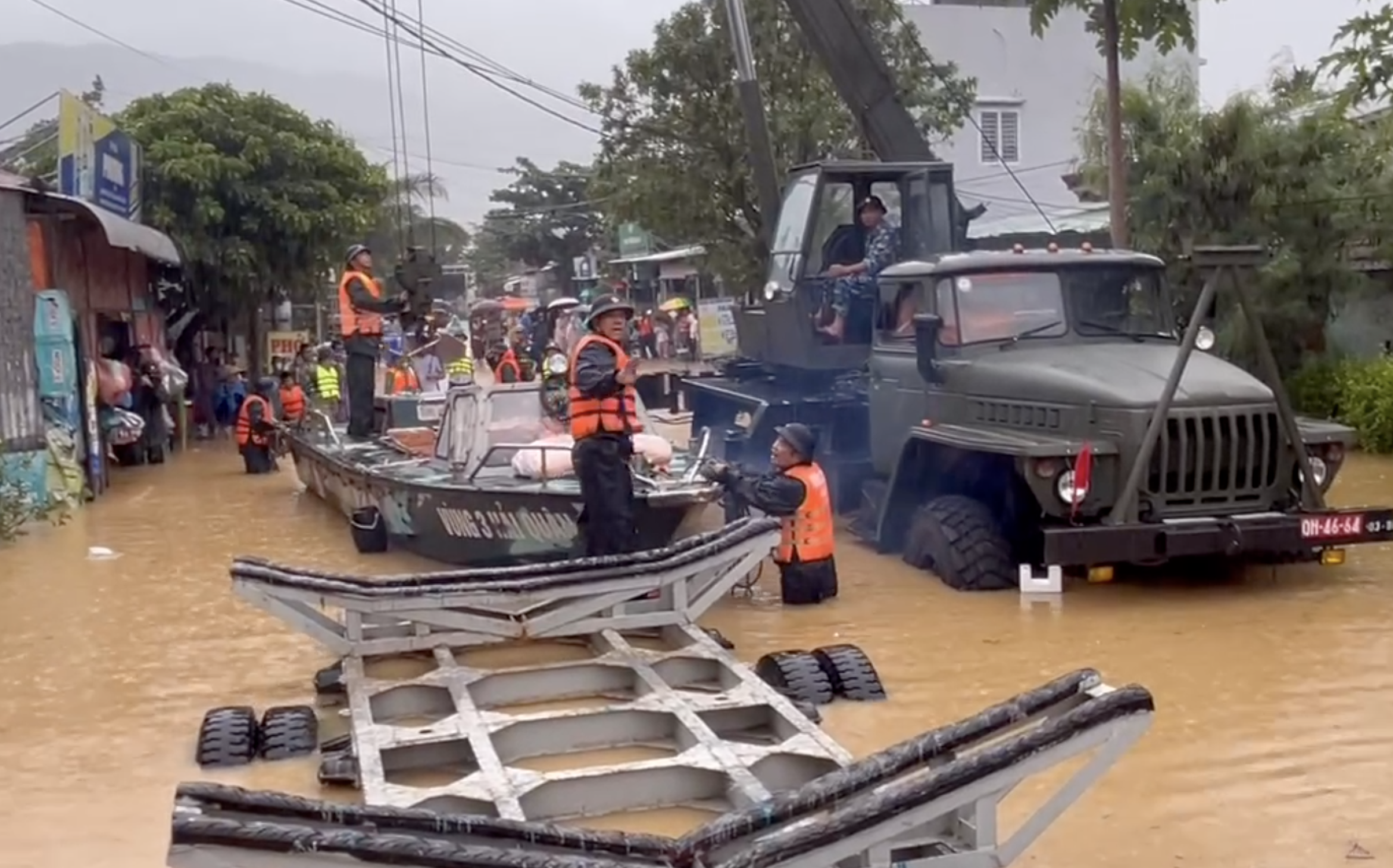 海军第三区特种水陆两用车和船只深入洪水腹地救援孤立地区居民